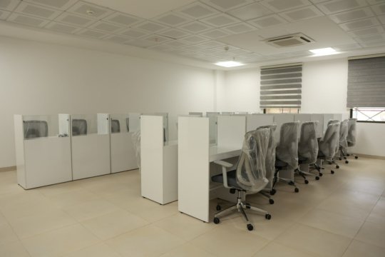 المختبرات الهندسية والقاعات الدراسية في كلية الهندسة وتكنولوجيا المعلومات