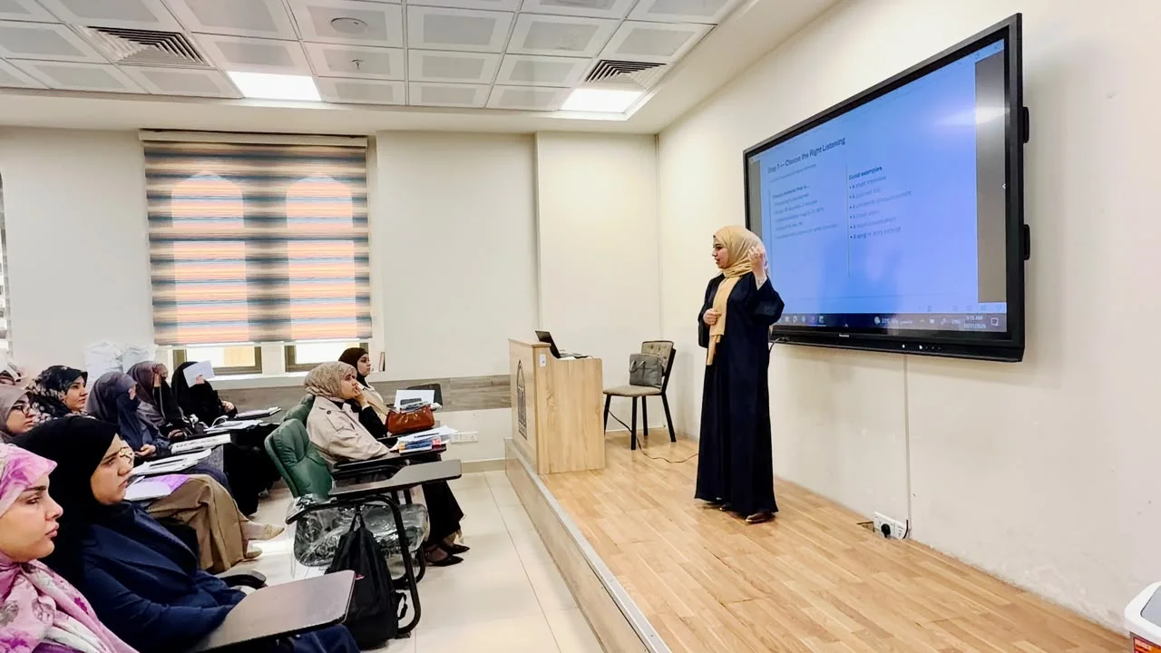 قسم اللغة الانجليزية ينظّم ورشة تفاعلية لتطوير مهارات الاستماع والتحدث باللغة الإنجليزية