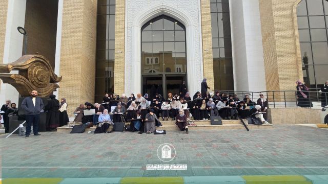 بوابة الكلية فضاءٌ مفتوح للإبداع: طالبات العمارة يوثّقن المعمار بالرسم الحر