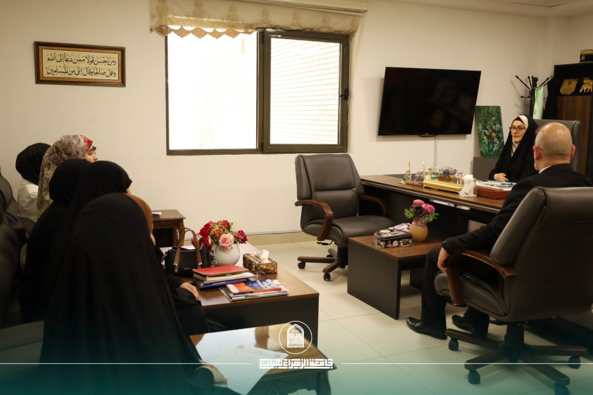 عميدة كلية التربية تدعم طالبات مبادرة Grammar Clinic وتثمّن جهودهن الأكاديمية