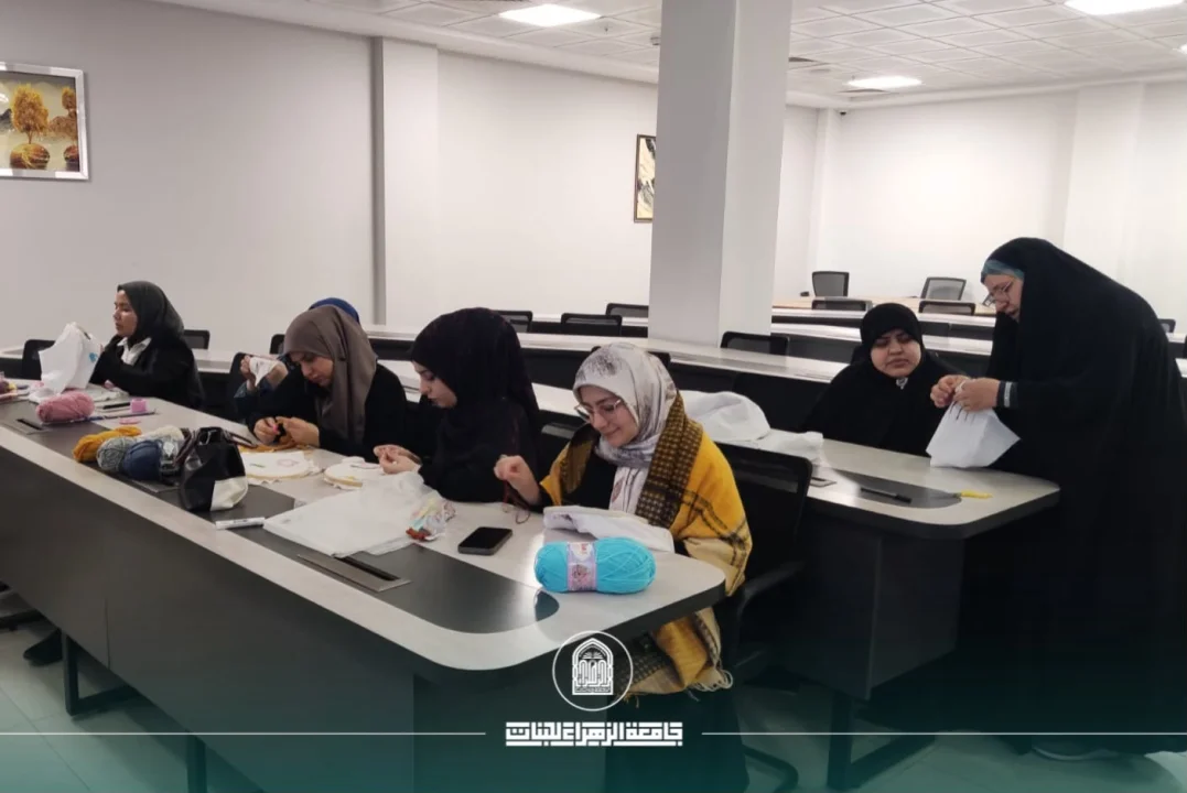 كلية التربية تنظم دورة تدريبية لتعليم الحياكة والتطريز والكروشيه