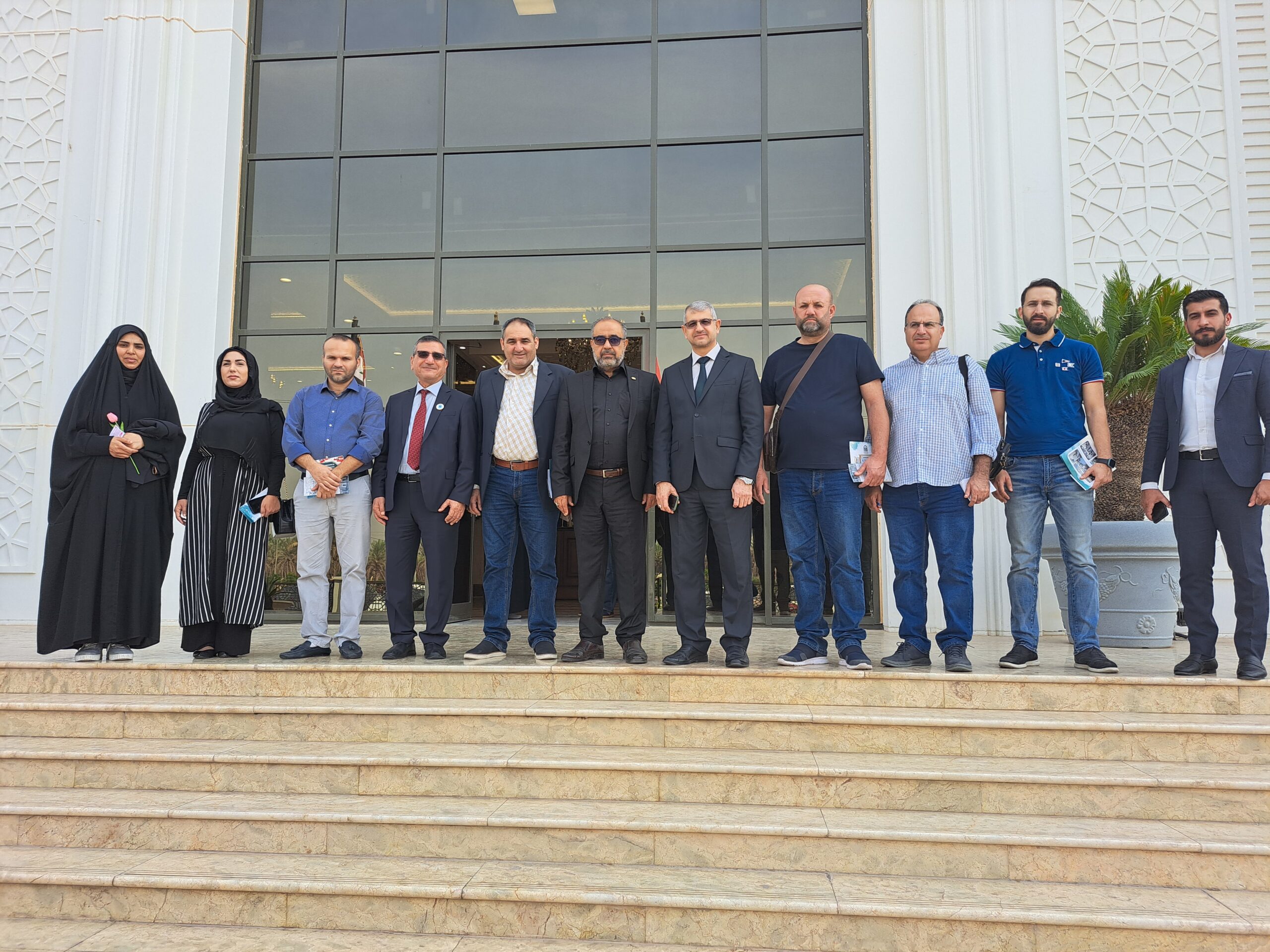 إعلامي لبناني ،يوثق لحظات زيارته لمبنى جامعة الزهراء (ع) للبنات .