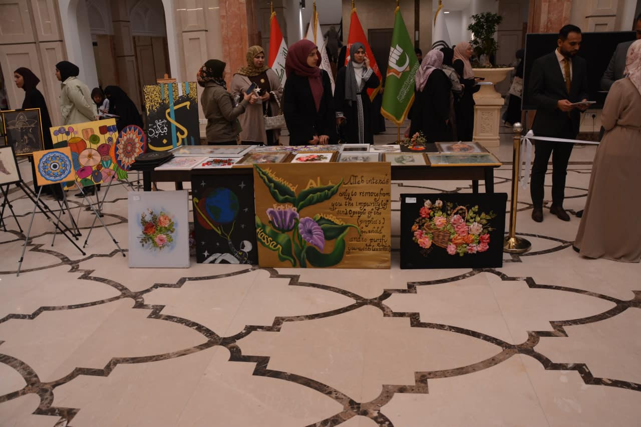 بالصور جانب من مشاركة طالبات كلية التربية/ قسم اللغة الإنكليزية بالأعمال الفنية والأدبية للمعرض الخاص بالمهرجان السنوي لذكرى مرور أربعة أعوام على تأسيس الجامعة.