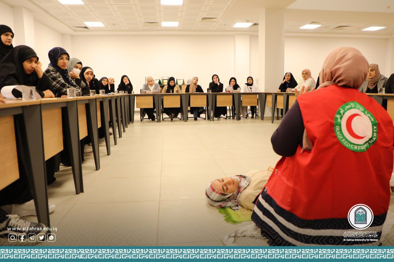 جمعية الهلال الأحمر تقيم دورة إسعافات أولية في جامعة الزهراء (عليها السلام) للبنات