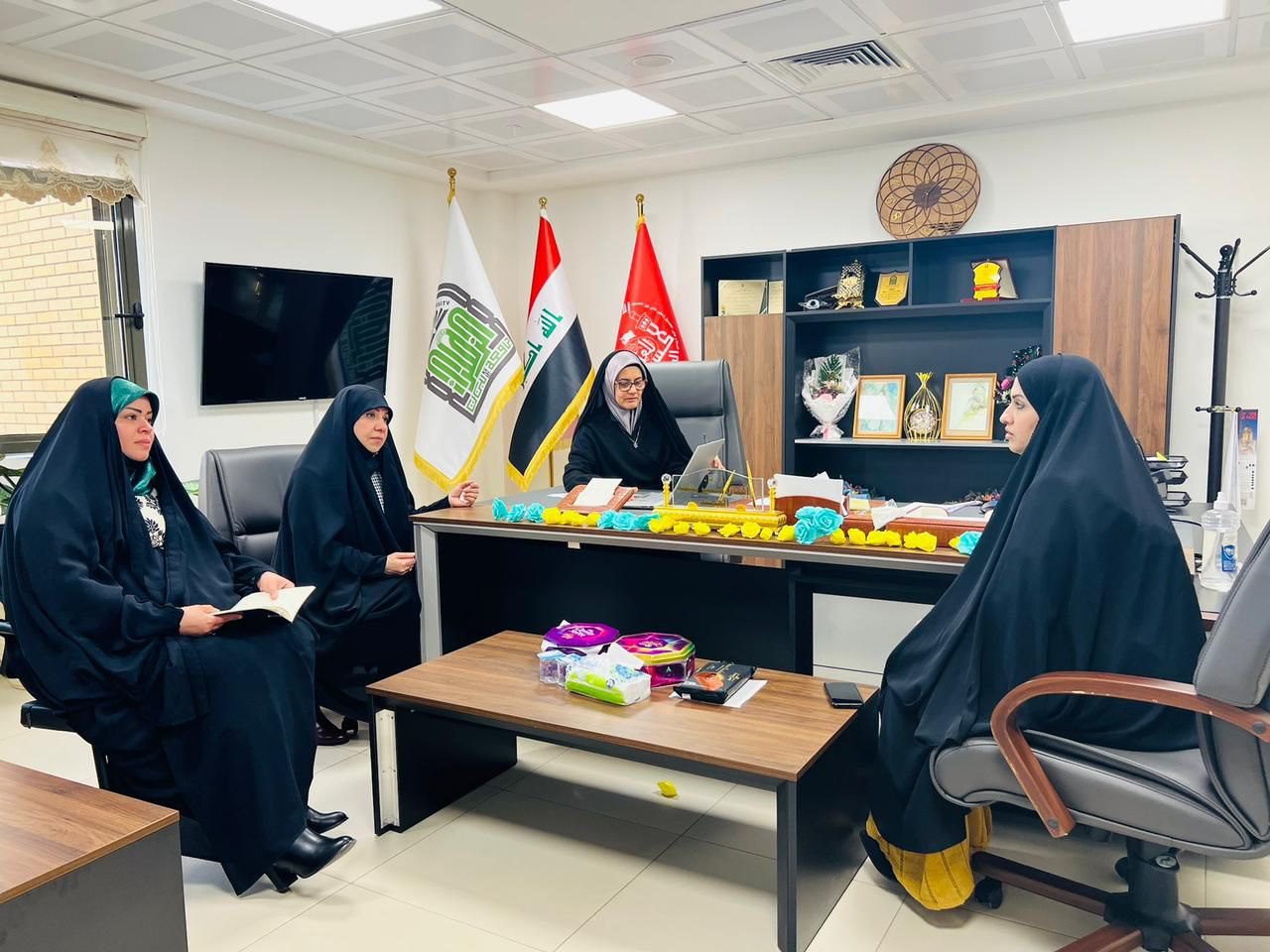 عميدة كلية التربية تعقد اجتماعًا حول الخطة الاستراتيجية لتمكين المرأة واختيار زي التخرج