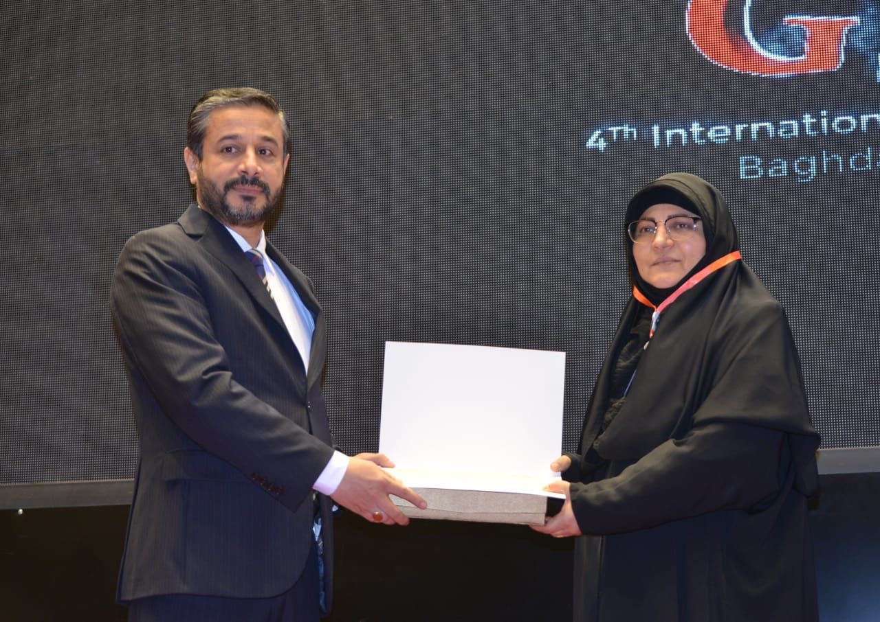 تكريمًا لدورها في دعم الجوانب البحثية، ممثل السيد رئيس مجلس الوزراء وزير التعليم العالي ومستشار الأمن القومي يكرّمان جامعة الزهراء، ضمن فعاليات المؤتمر الدولي الرابع للنظم الجغرافية             