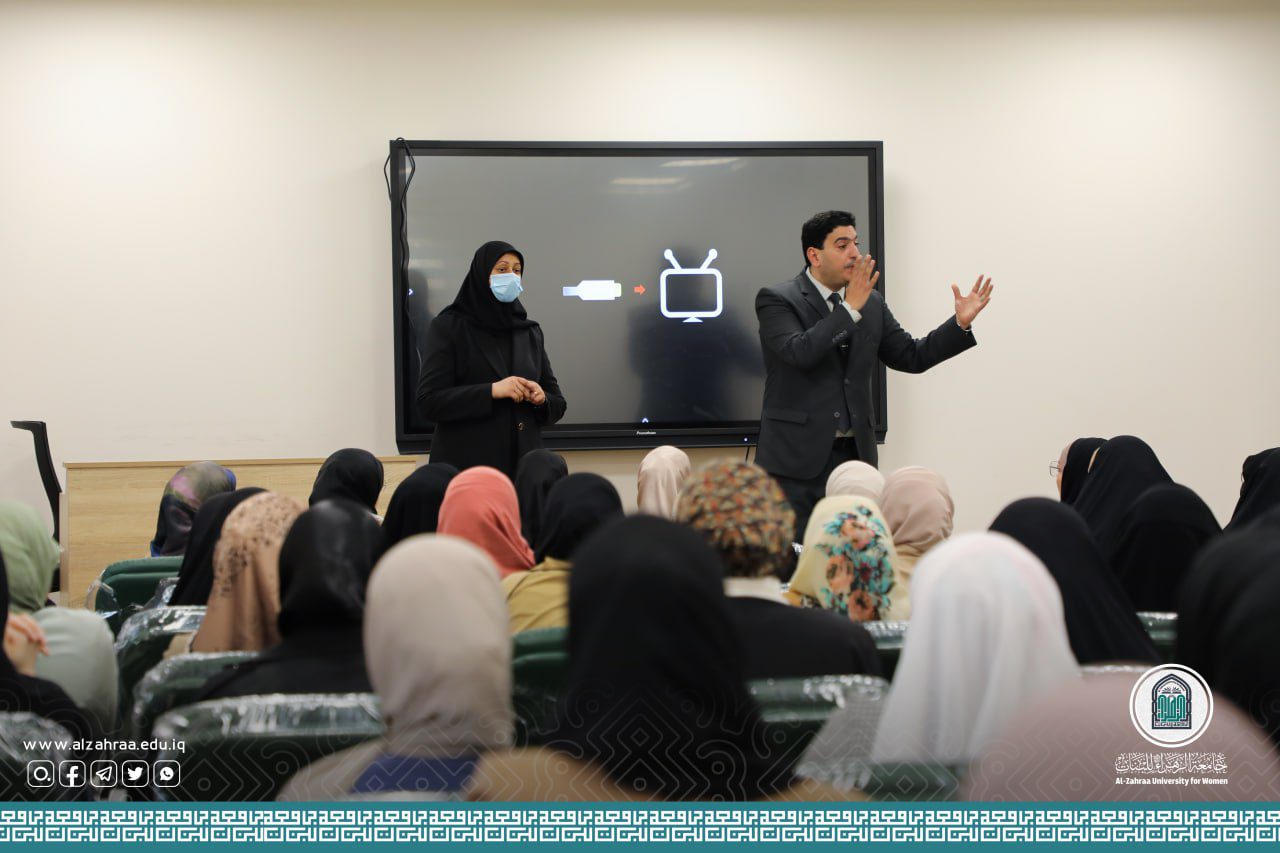 عميدة كلية الصيدلة تجتمع مع طالبات المرحلة الثالثة