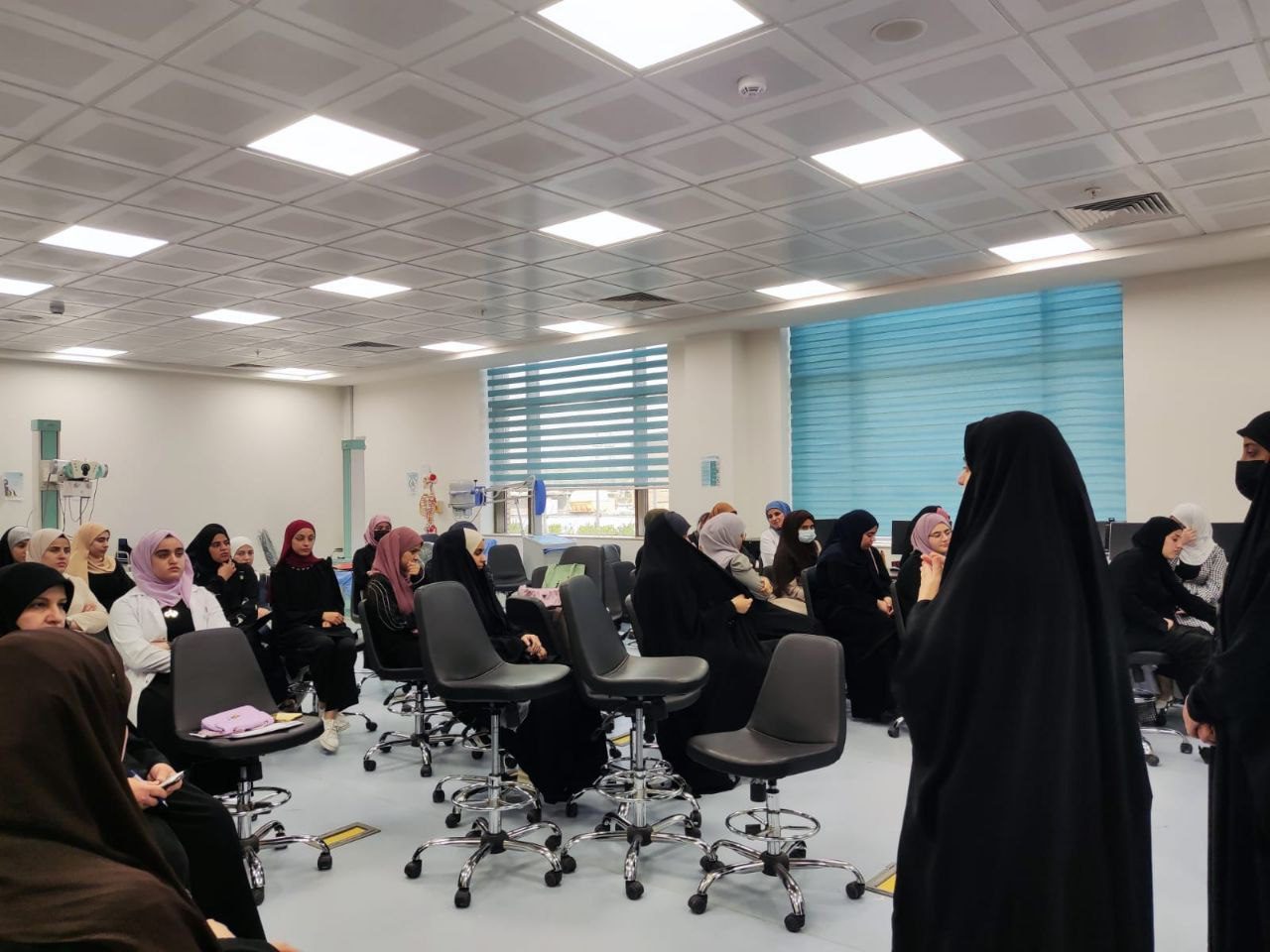 The Psychological Counseling and Educational Guidance Division at Al-Zahraa University (peace be upon her) for Women in cooperation with the Family Counseling Center of the Al-Najaf Governorate held a counseling lecture entitled: (Secrets of Happiness and Success), presented by: M.M. Anfal Salim Marza , (Psychological Immunity) presented by: Dr. Asmahan Al-Rubaie, and M.M. Rehab Mahdi, on Sunday corresponding to 5/3/2023.