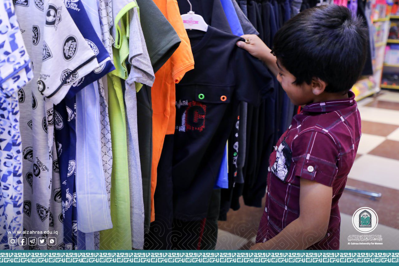جامعة الزهراء (عليها السلام) للبنات تنظم مبادرة توزيع كسوة العيد على الأطفال
