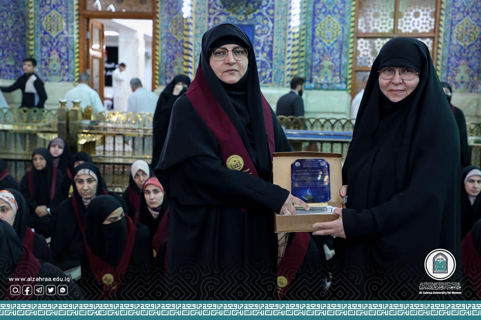 الحفل القرآني الختامي المركزي يكرّم السيدة رئيسة جامعة الزهراء (عليها السلام) للبنات