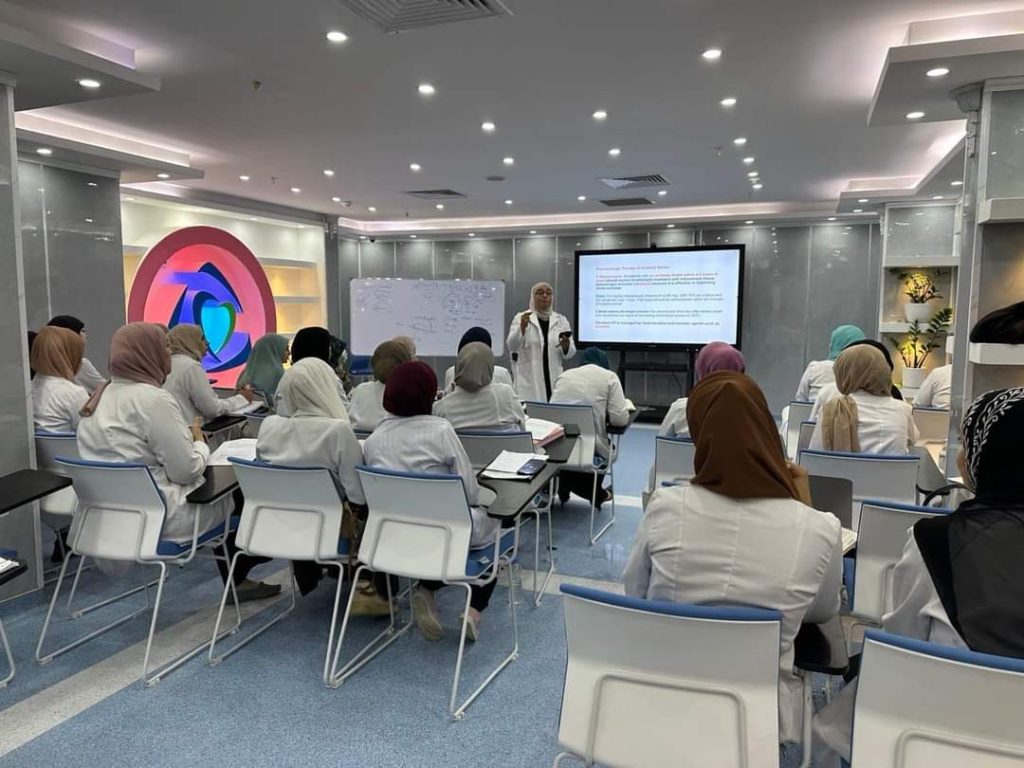 طالبات كلية الصيدلة بجامعة الزهراء (عليها السلام) للبنات يؤدين التدريب الصيفي في مستشفى السيدة (خديجة الكبرى) التابع للعتبة الحسينية المقدسة