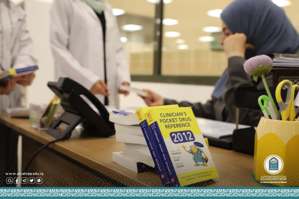 قسم المكتبة المركزية ينظم مبادرة توزيع كتاب علمي للطالبات