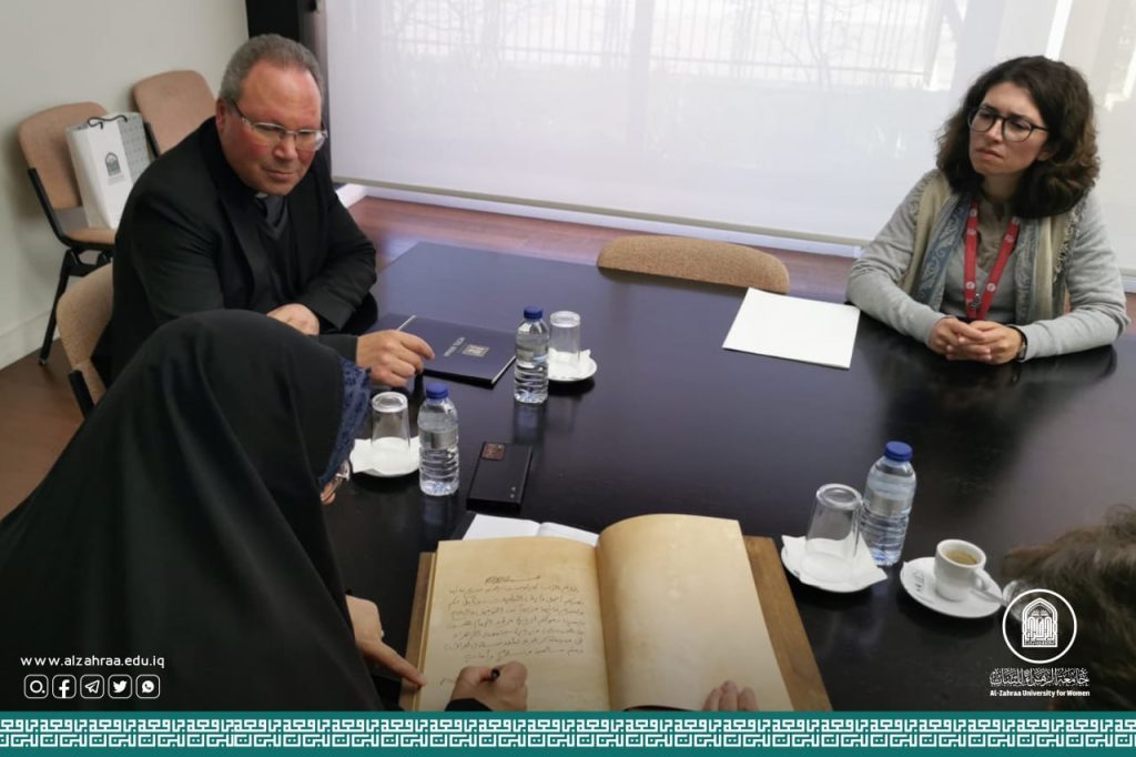 السيدة رئيسة جامعة الزهراء (عليها السلام) تهدي مقام السيدة فاطمة كتاباً تاريخياً مترجماً إلى ثلاث لغات عالمية