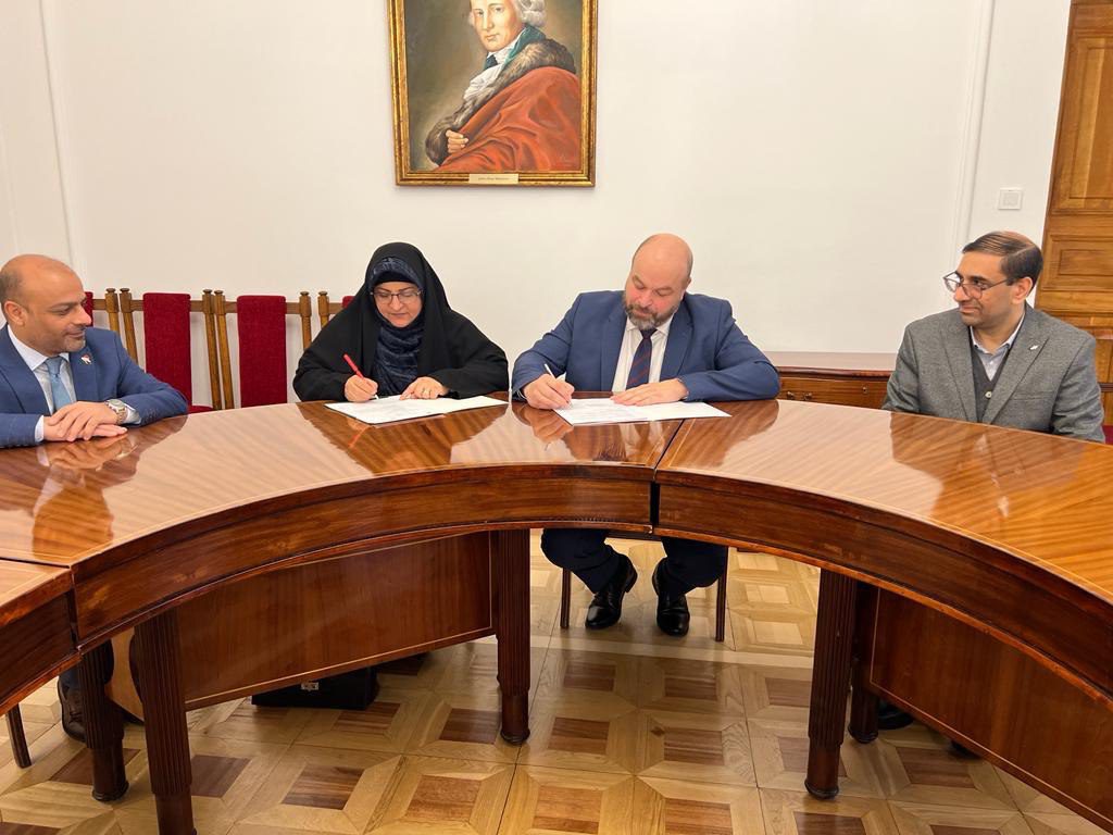 جامعة الزهراء -ع- للبنات تبحث التعاون العلمي مع جامعة وارشو للعلوم الحياتية في بولندا