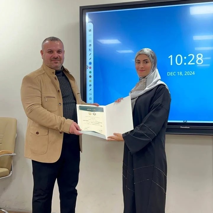 تكريم طالبات قسم اللغة الانجليزية بجامعة الزهراء (عليها السلام) للبنات بعد انتهاء برنامج الريادة التعليمية