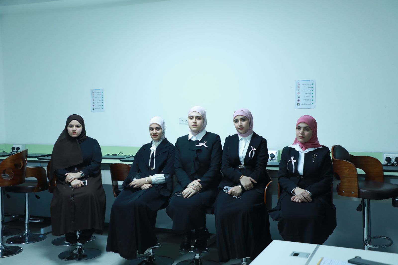 محاضرة توعوية للكشف عن سرطان الثدي لطالبات الهندسة والصيدلة