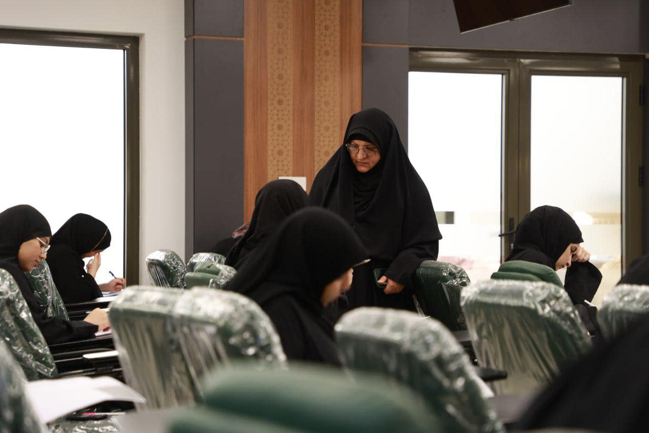 الجولة التفقديه للسيدة رئيسة الجامعة الاستاذ الدكتورة زينب الملا السلطاني المحترمة والسيد المساعد العلمي الدكتور زهير محمد الاسدي المحترم للقاعات الامتحانية في كلية الصيدلة