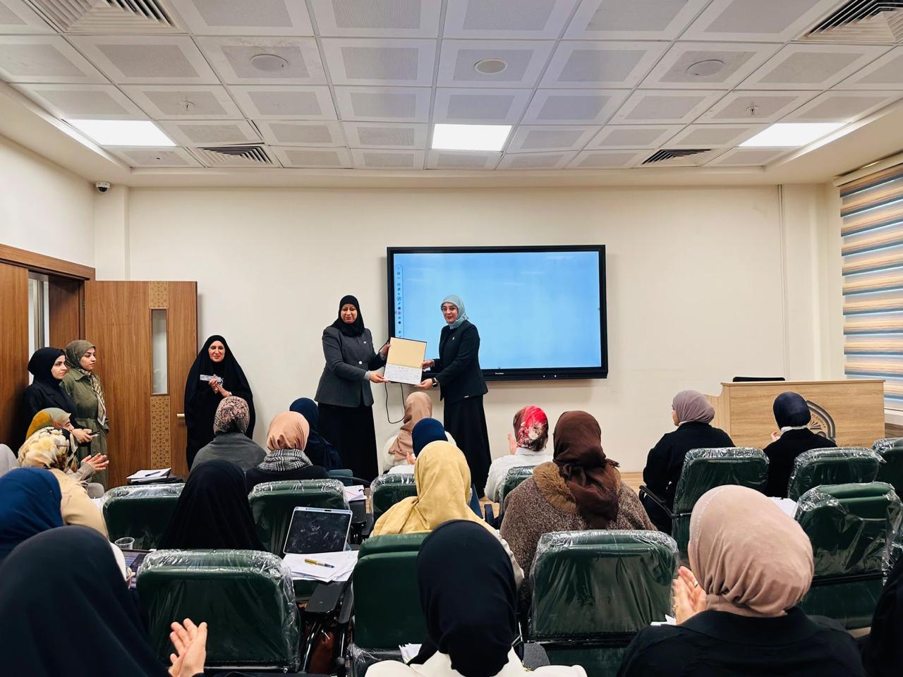 كلية الصيدلة بجامعة الزهراء (عليها السلام) للبنات تكرِّم ممثلات المراحل الدراسية