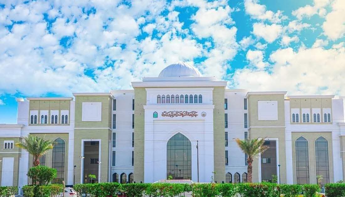 جامعة الزهراء تكرم المتفوقات الأوائل في كلية الصيدلة بمكافآت مالية