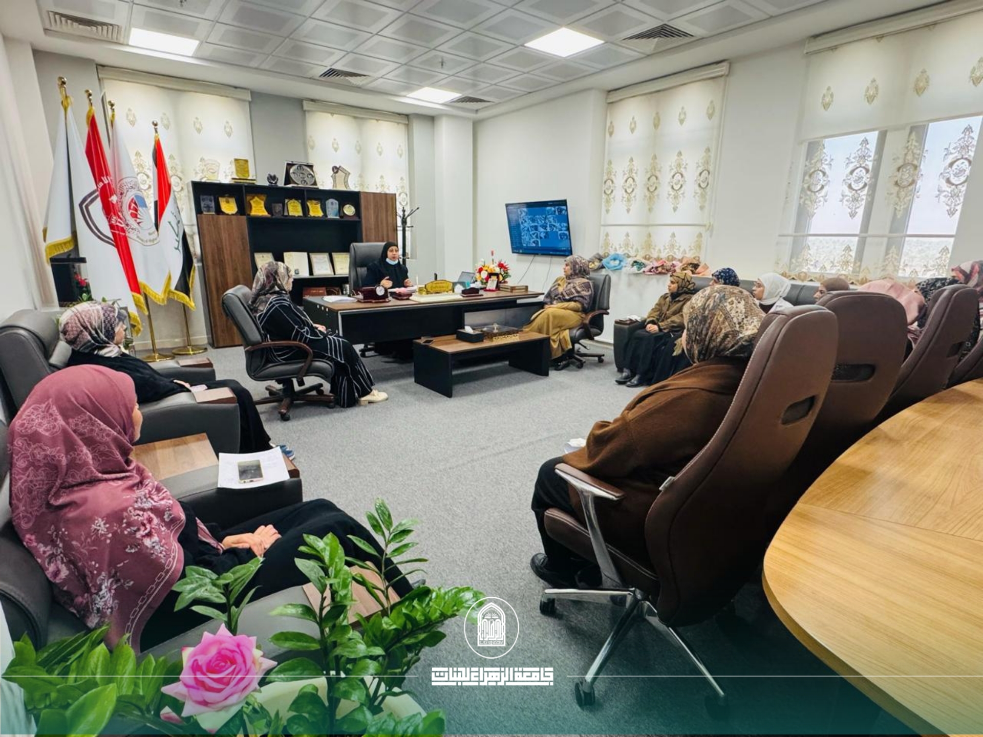 عميدة كلية الصيدلة في جامعة الزهراء تعقد اجتماعًا لتعزيز كفاءة العمل والإدارة