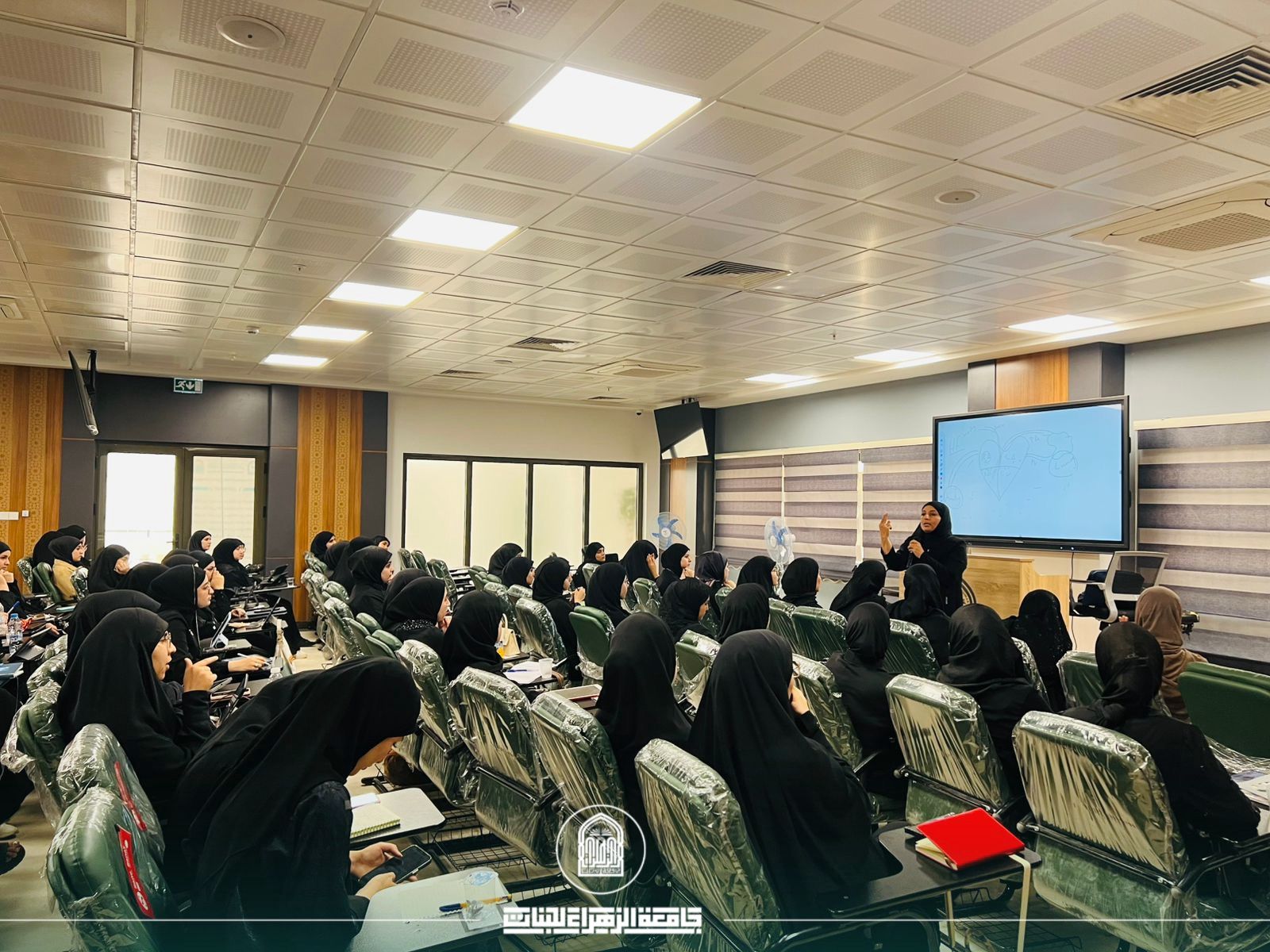 طالبات المرحلة الخامسة في كلية الصيدلة يباشرن التدريب السريري النظري في ردهات المستشفيات