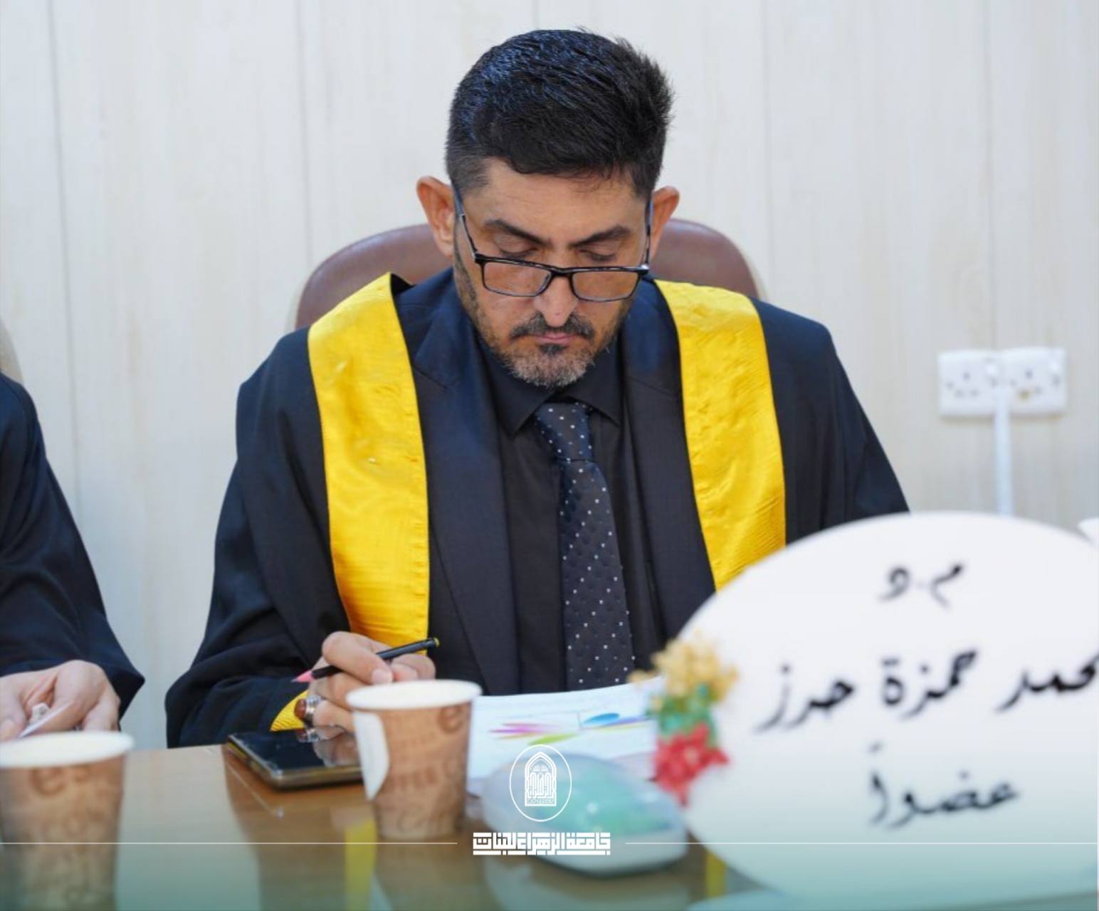 تدريسي من كلية الصيدلة يشارك عضوًا في مناقشة رسالة ماجستير في جامعة الكوفة