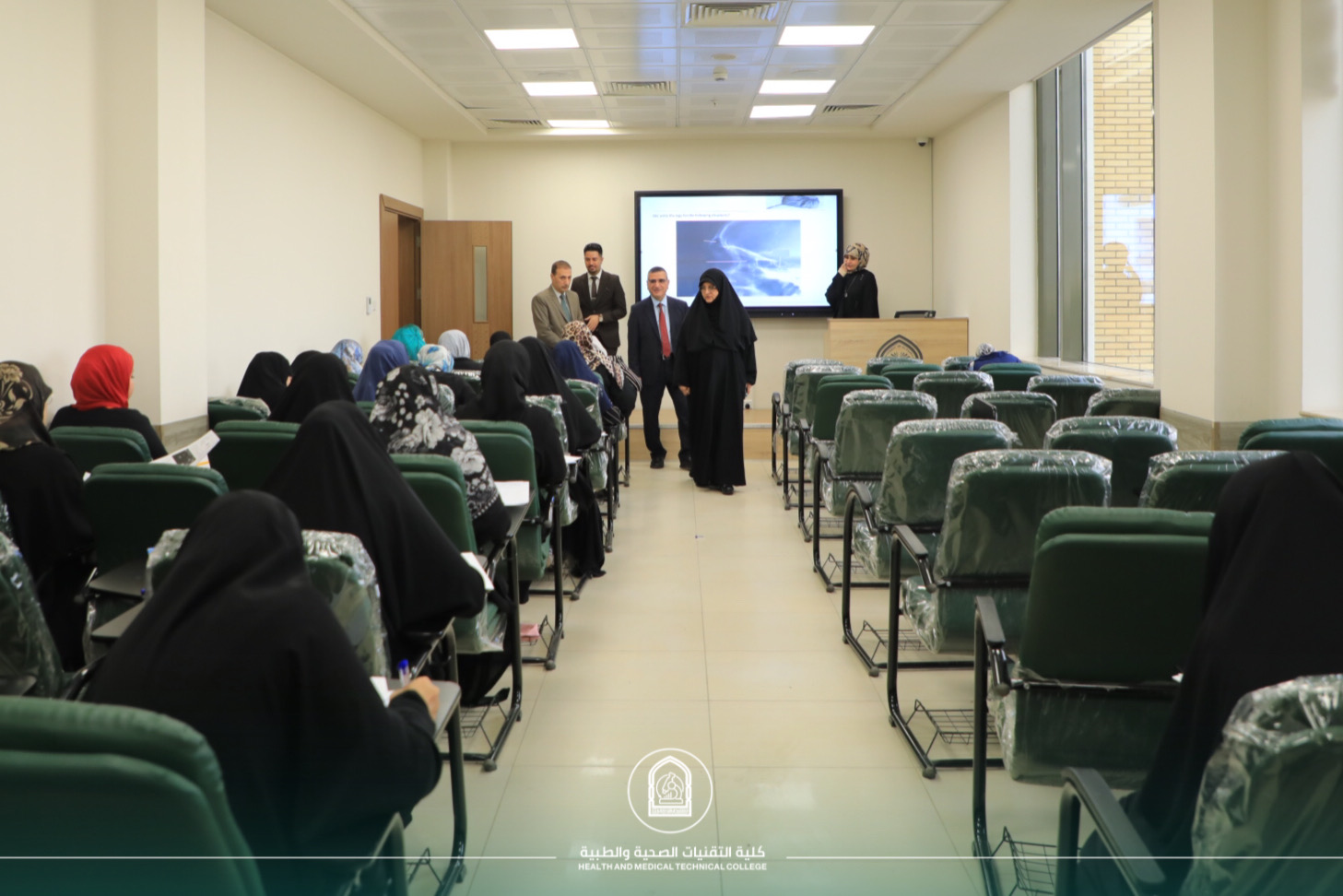 رئيسة جامعة الزهراء(عليها السلام) للبنات تجري جولة لمتابعة الامتحانات في كلية التقنيات.